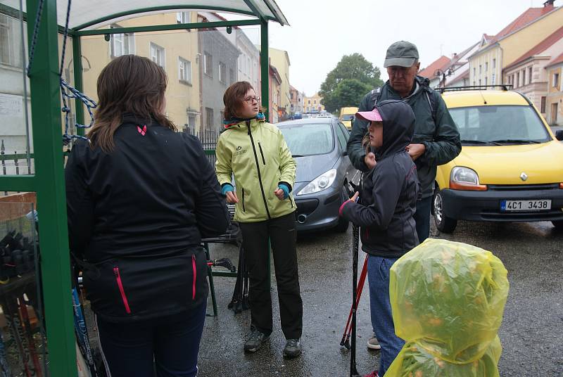 Nordic Walking branou Novohradských hor v Benešově nad Černou se konal i navzdory dešti.