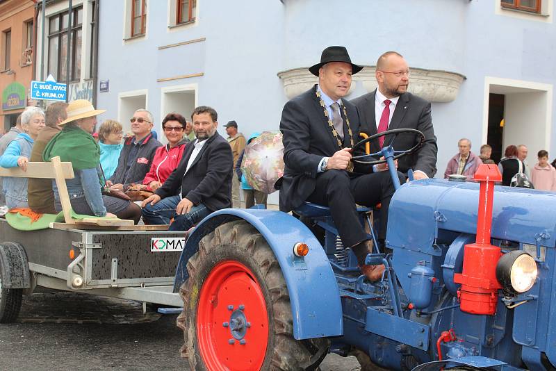 Spanilá jízda traktorů a zemědělské techniky Kaplicí při městských slavnostech.