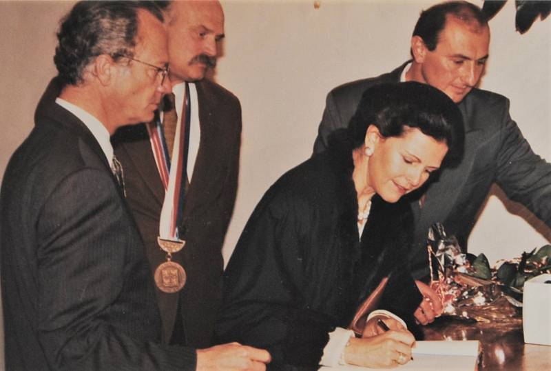 Český Krumlov v roce 1995. Zápis do pamětní knihy na radnici města Č. Krumlova.