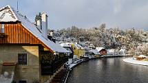 Zasněžený Český Krumlov v celé své kráse.