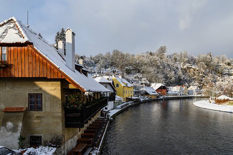 Zasněžený Český Krumlov v celé své kráse.