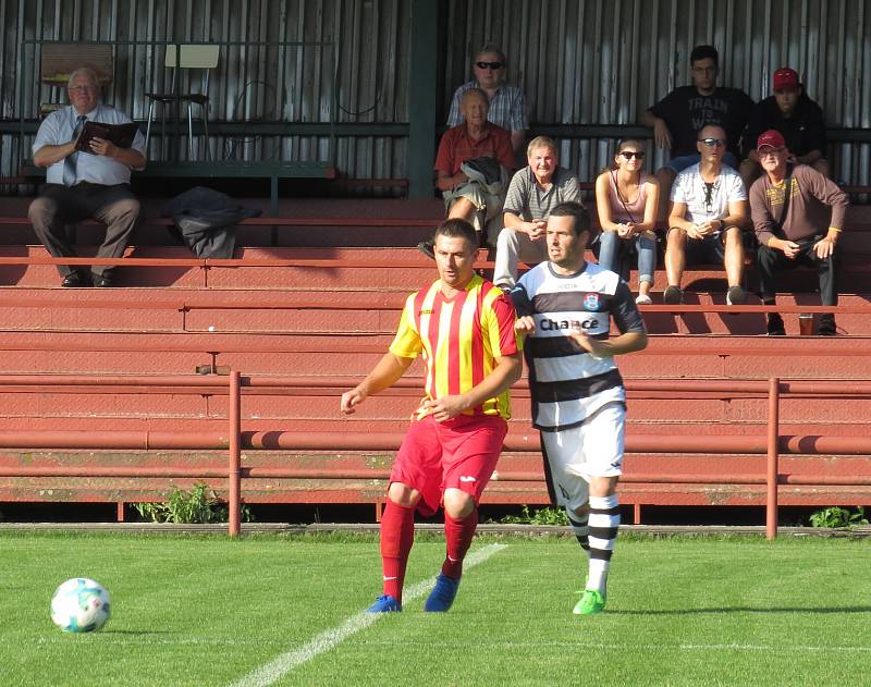 Oblastní I.B třída - 6. kolo: FK Spartak Kaplice (bíločerné dresy) - Kamenný Újezd 8:0 (3:0).