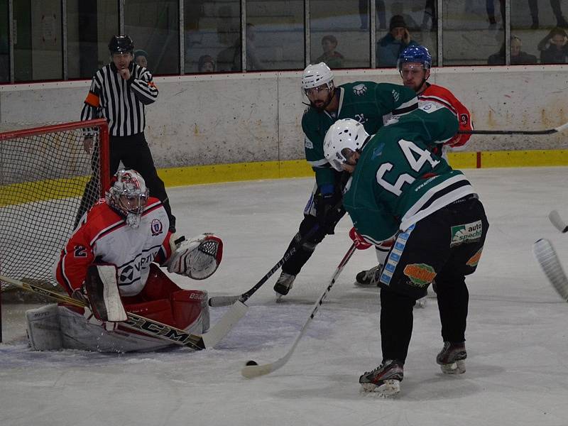 2. finále: HC Slavoj Český Krumlov (zelené dresy) - HC Strakonice 7:3 (0:1, 4:1, 3:1).