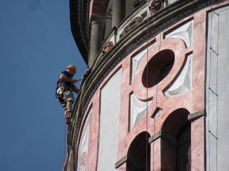 Lezci oblékli před Slavnostmi pětilisté růže krumlovskou zámeckou věž do čtyř pláten s obřími figurami, které  zobrazují čtveřici živlů: oheň, vodu, vzduch a zemi.