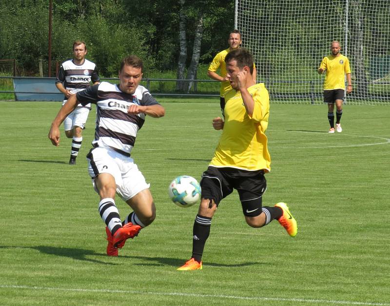 Kapličtí fotbalisté (v černobílém) v přípravném utkání dvou účastníků I. A třídy porazili Veselí nad Lužnicí 4:3.