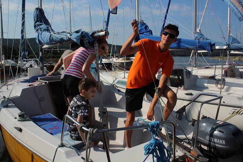 Flotila jachet v lipenské marině je připravena splnit sen zájemcům o plavbu plachetnicí na Lipně.