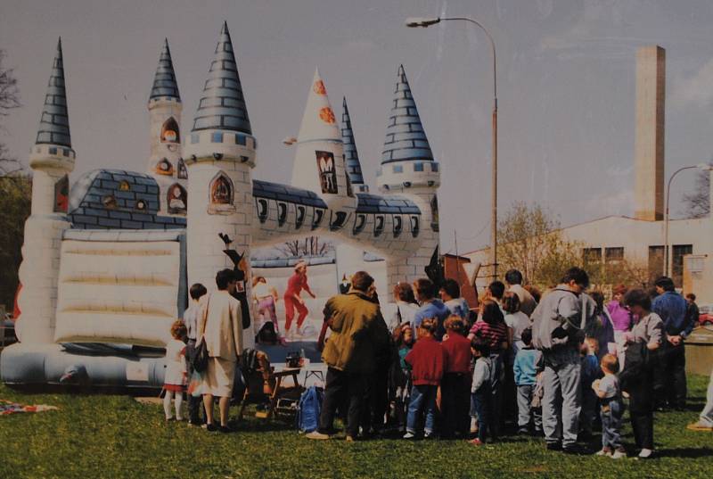 Český Krumlov v roce 1992. 1. 5. Akce ČSSD a jejich rakouských přátel v Jelení zahradě zaujala hlavně děti.