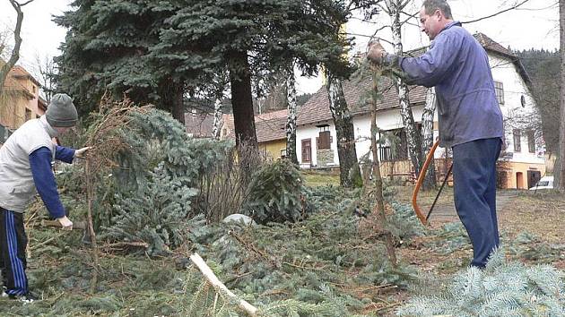 Ve středu 18.1. 2012 to je přesně pět let, co se Českokrumlovskem přehnal orkán Kyrill. Napáchal obrovské škody především v lesích a také v zámeckém parku léčebny v Červeném Dvoře, kde vyvrátil a polámal letité stromy. Na snímku likvidace škod ve vsích