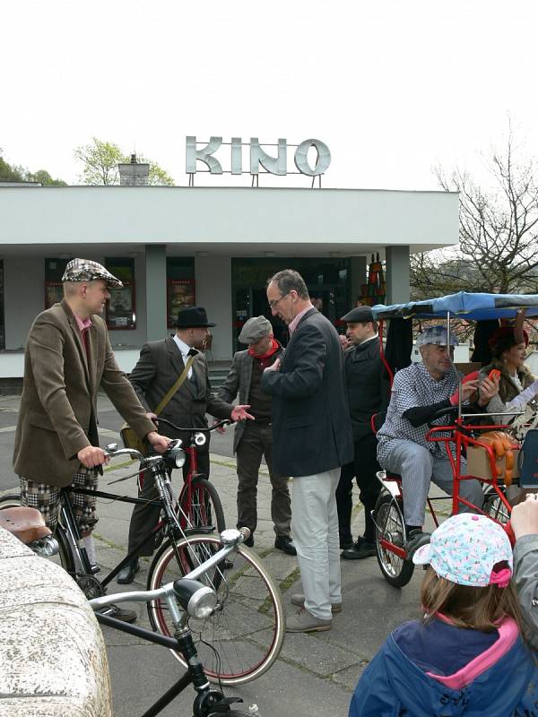 Ulicemi Krumlova projela spanilá jízda retro cyklistů