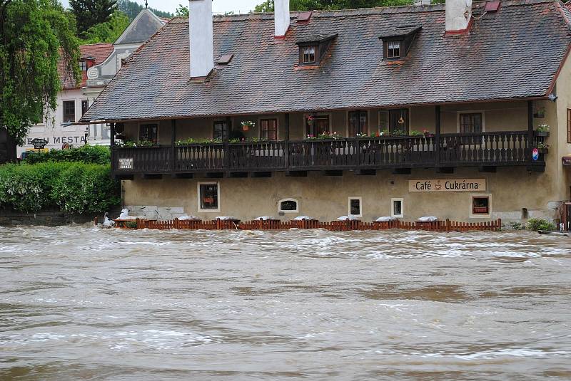 Povodně v Českém Krumlově v roce 2013. Ze břehů se vylila Polečnice, zahrozila i Vltava v centru. Pod vodou skončily hospodské zahrádky i auta.