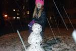Anička z Českého Krumlova sama postavila pořádného sněhuláka.