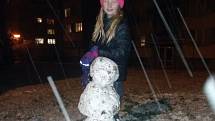 Anička z Českého Krumlova sama postavila pořádného sněhuláka.