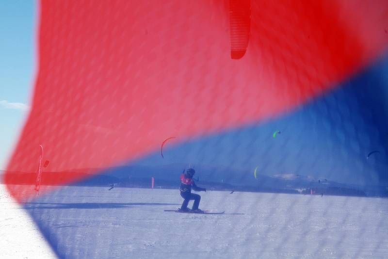 Mistrovství České republiky ve snowkitingu opanovalo ledovou plochu v Černé v Pošumaví.