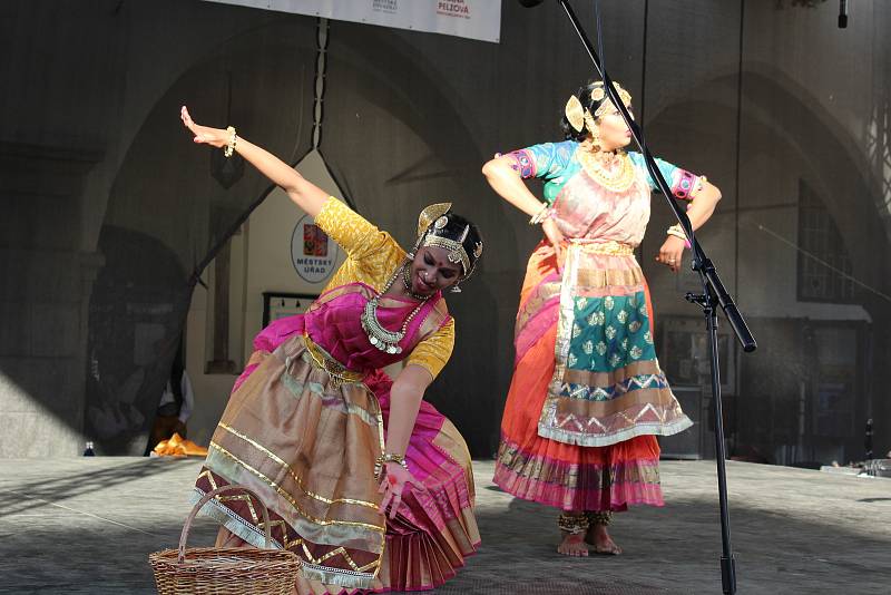 Exotický folklór zavál z představení souboru Dr. Swarnamalya Ganesh Sri Neelothpalam z Indie.