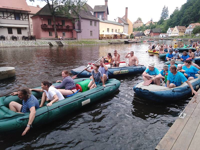 Vodáci na Vltavě v Českém Krumlově.