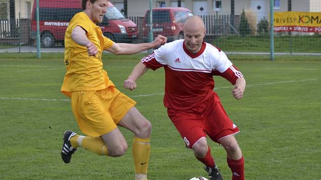 Kamenný Újezd - Křemže 4:0 (vlevo autor dvou branek vítězů Jaroslav Píšek v souboji s hostujícím Václavem Schusterem).