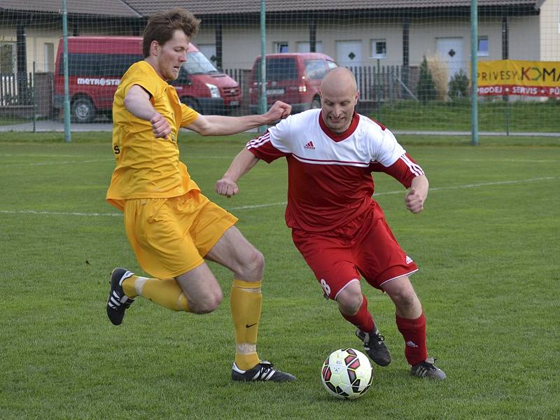 Kamenný Újezd - Křemže 4:0 (vlevo autor dvou branek vítězů Jaroslav Píšek v souboji s hostujícím Václavem Schusterem).