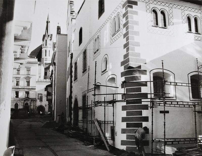 Český Krumlov v roce 1988. Rekonstrukce jižní strany náměstí.