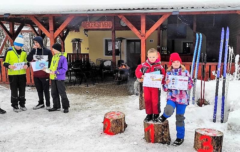 Lyžařský výcvik pojali netradičně. Žáci Základní školy Malonty si  v Janově Vsi na vlastní kůži vyzkoušeli i závod v biatlonu.