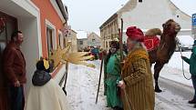 Tři králové se všemi tříkrálovými koledníky v sobotu zahájili charitativní sbírku v Kaplici a okolních obcích a osadách.