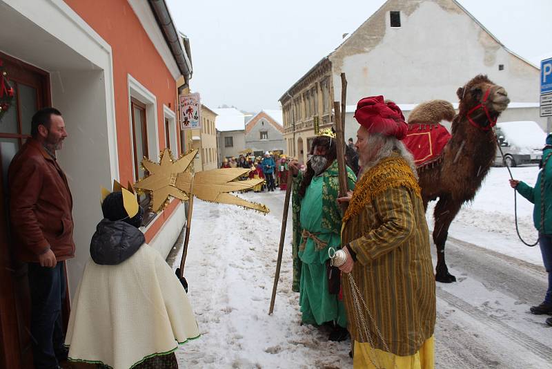 Tři králové se všemi tříkrálovými koledníky v sobotu zahájili charitativní sbírku v Kaplici a okolních obcích a osadách.