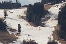 Rolbaři už několik týdnů bojují s plusovými teplotami, na Lipně se ale stále lyžuje. Snímek z 19. února 2024.