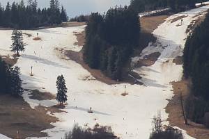 Rolbaři už několik týdnů bojují s plusovými teplotami, na Lipně se ale stále lyžuje. Snímek z 19. února 2024