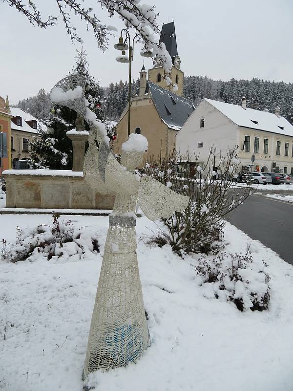 První sněhová nadílka a první adventní neděle v Rožmberku nad Vltavou.