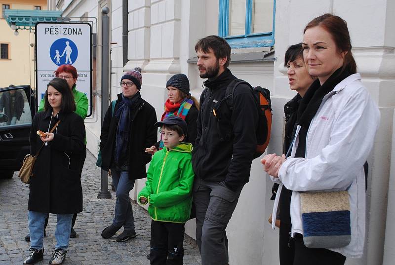 Dobrovolníci se sešli ráno před krumlovským městským divadlem, na cestu dostali kromě náčiní i svačinu.