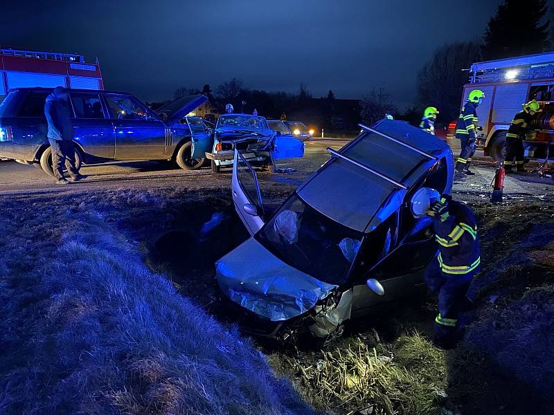 Hromadná nehoda čtyř aut u Holkova.