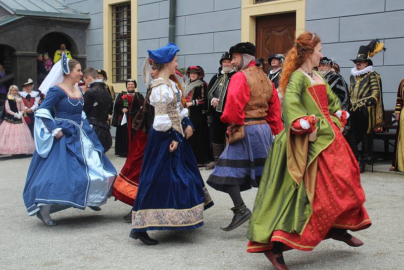 Historický kostýmovaný průvod v sobotu slavnostně zahájil zámeckou sezónu v Českém Krumlově.