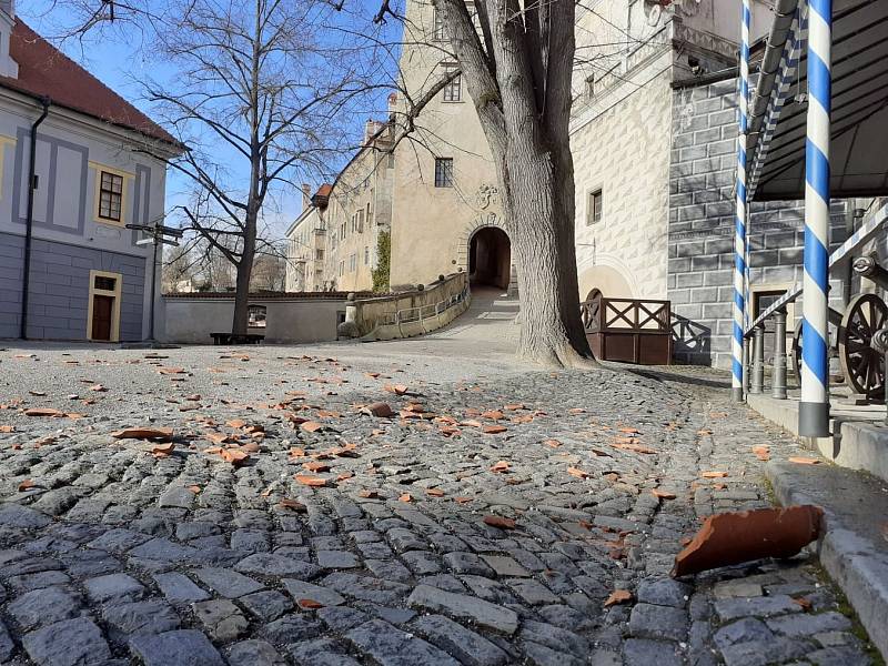 Ve čtvrtek po desáté ráno sházel vítr tašky ze střechy zámku v Českém Krumlově.