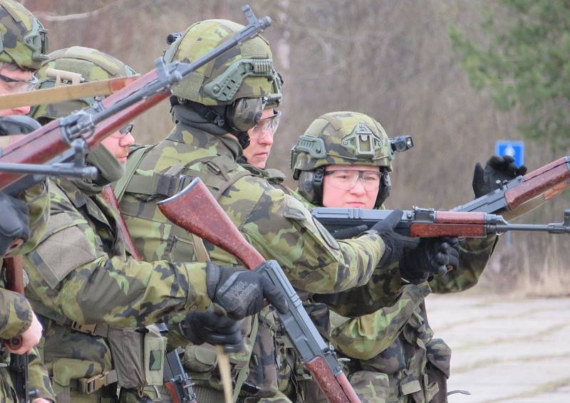 Cvičení záložáků s profesionálními vojáky ze strakonického 25. protiletadlového pluku ve vojenském výcvikovém prostoru Boletice na Českokrumlovsku.