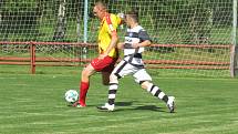 Oblastní I.B třída (skupina A) - 25. kolo: FK Spartak Kaplice (černobílé dresy) - Sokol Chvalšiny 9:2 (4:1).