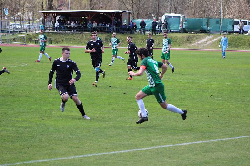 Fotbalová divize: Slavoj Český Krumlov - Tochovice 4:3 (2:1).