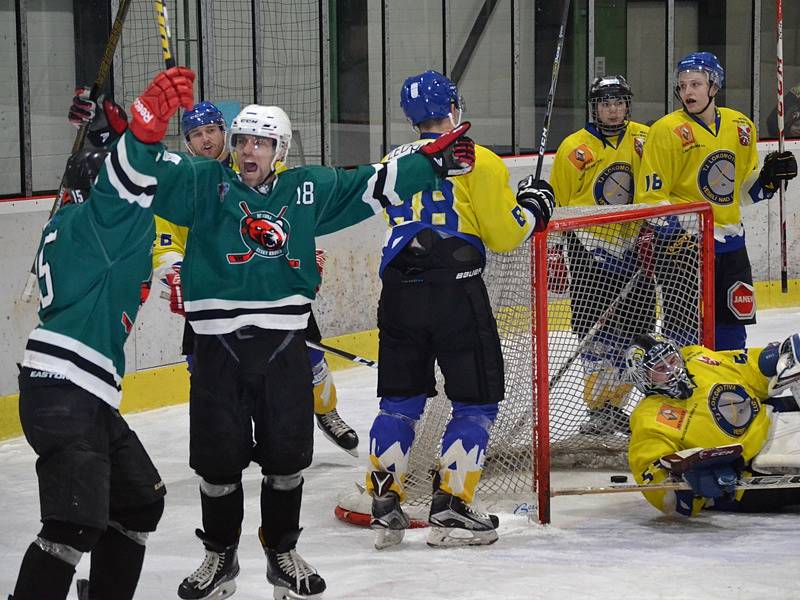 1. semifinále: HC Slavoj Český Krumlov (zelené dresy) - TJ Loko Veselí nad Lužnicí 6:5 po náj. (4:2, 1:2, 0:1 - 0:0).