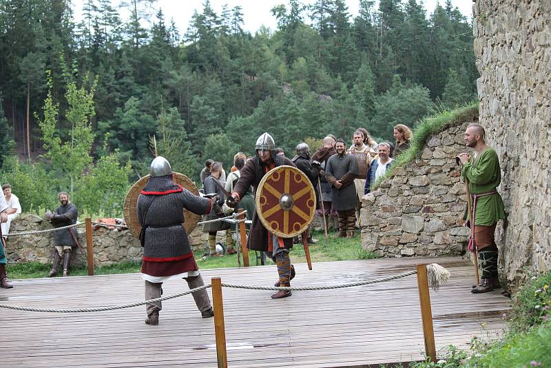 Bitevní souboje sledovali v sobotu návštěvníci hradu Pořešín. Foto: Václav Krametbauer