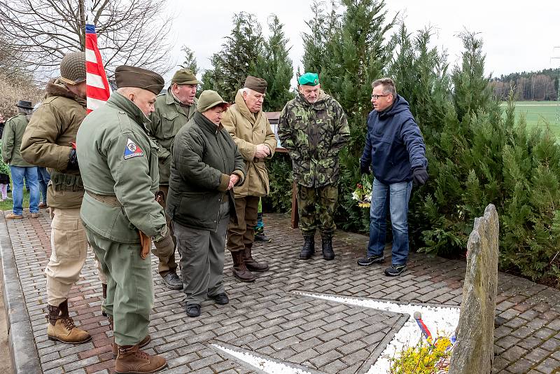 Pietní akt u pomníčku amerického pilota se konal o Bílé sobotě v Záluží.