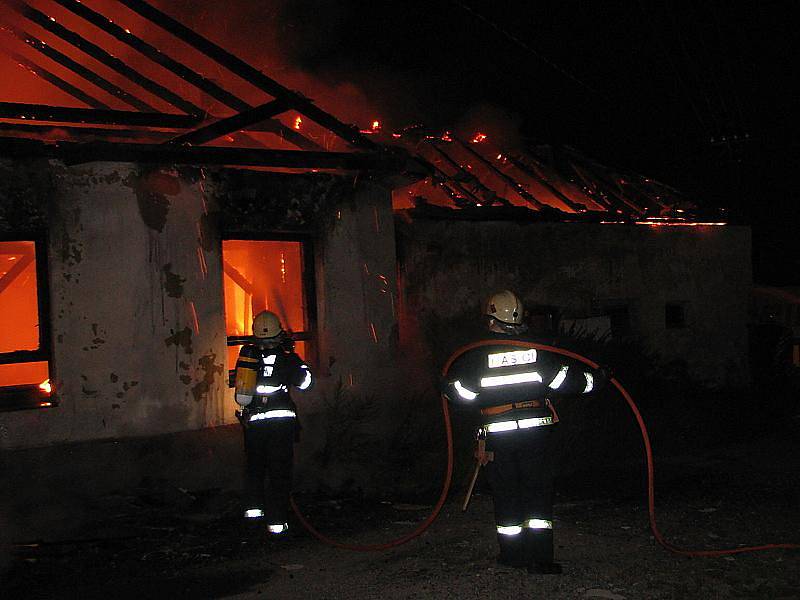 Ve středu časně ráno hořela  hospoda na návsi v Netřebicích.