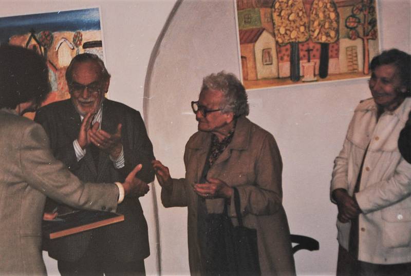 Český Krumlov v roce 1995. Čestní účastníci vernisáže v galerii ART - dr. Votruba, p. uč. Šedinová a p. uč. Kyrianová.