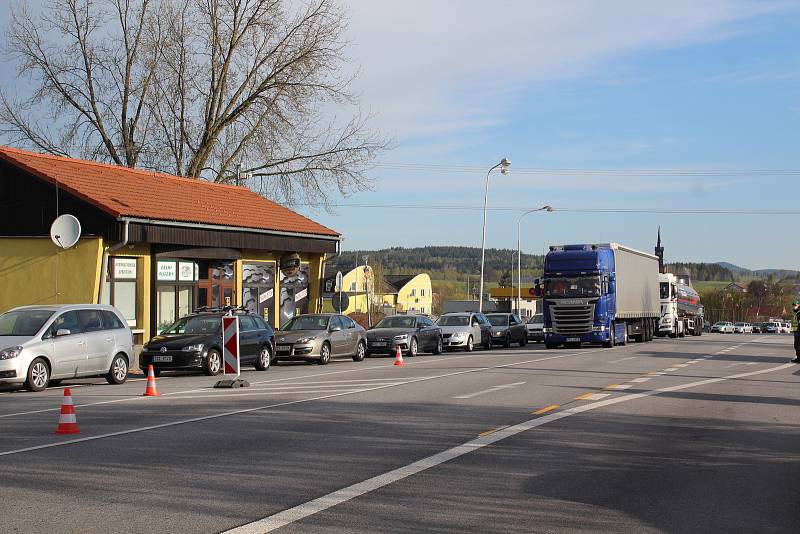 Hraniční přechod v Dolním Dvořišti v pondělí 27. 4. 2020 ráno.