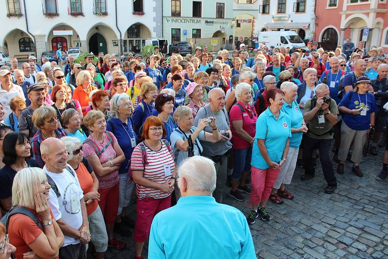 Členové Klubu českých turistů si dali dostaveníčko v Českém Krumlově a pak vyrazili na pochod.