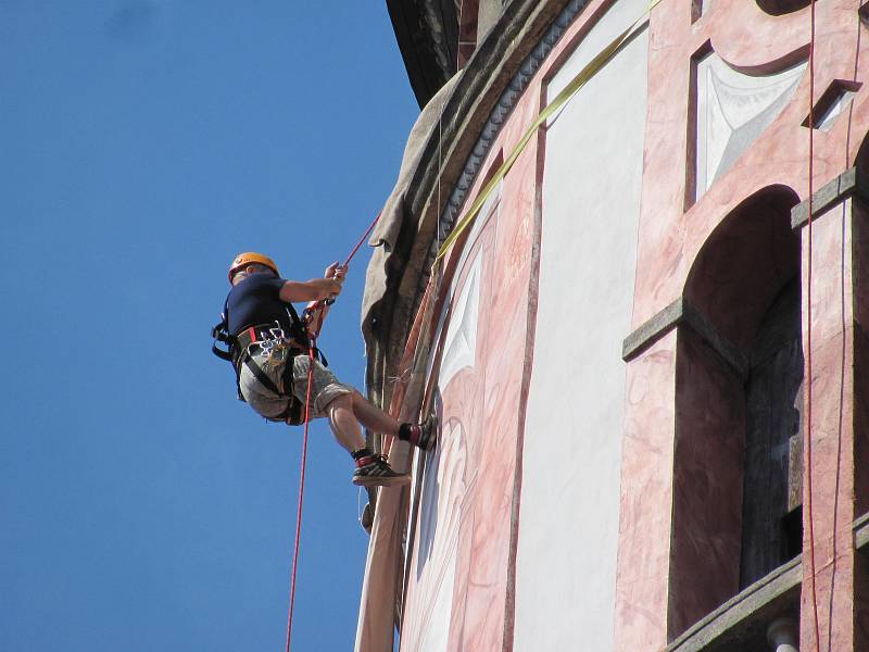 Lezci oblékli před Slavnostmi pětilisté růže krumlovskou zámeckou věž do čtyř pláten s obřími figurami, které  zobrazují čtveřici živlů: oheň, vodu, vzduch a zemi.