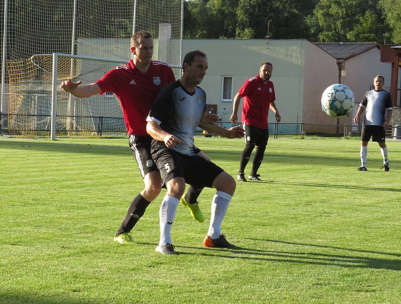 Fotbalisté kaplického béčka (v černobílém) doma v přípravě na novou sezonu prohráli se Zliví vysoko 1:8.