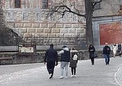 Trojice kapsářů (vpředu), jak ji na I. nádvoří českokrumlovského zámku vyfotografoval jeden z průvodců.