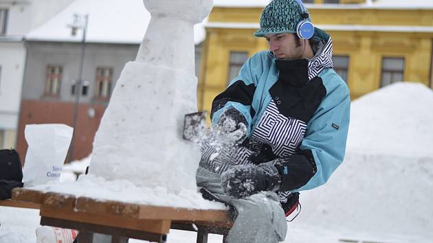 Kašnu ze sněhu vytvářel kamenosochař Milan Stefan Troják z Kaplice od víkendu do pondělí.
