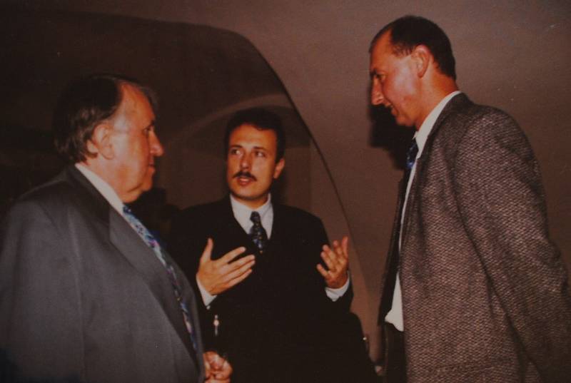 Český Krumlov v roce 1999. Zahájení Ekofilmu. Zprava: starosta A. Princ, ministr životního prostředí M. Kužvart a F. Urban při rozhovoru v restauraci Máselnice.