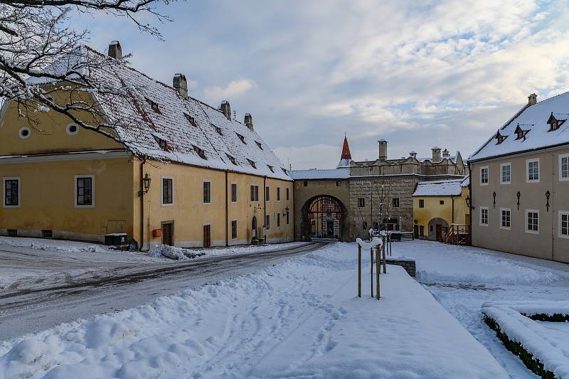 Zasněžený Český Krumlov v celé své kráse.