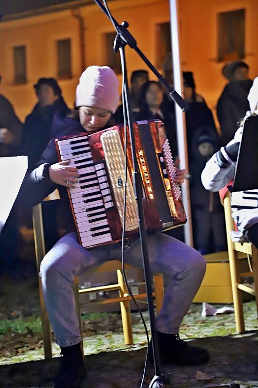 Zahájení adventu a rozsvícení vánočního stromu ve Vyšším Brodě.