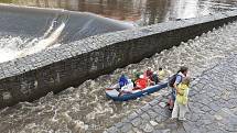 Vltavou se na svátek 5. července valilo 40 kubíků vody za vteřinu. Někteří vodáci se od nebezpečí spojeného se zvýšeným průtokem odradit nenechali.